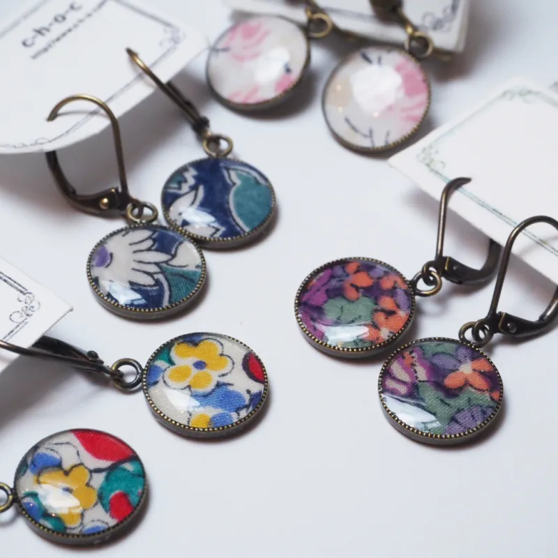 ヴィンテージのリバティプリントを使った一点物のアクセサリー