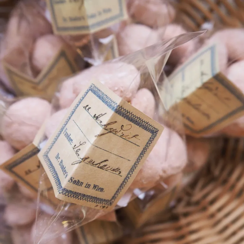 コロっとした姿が愛らしい素朴なクッキーです。一度食べたらやみつき、スノーボールクッキー！