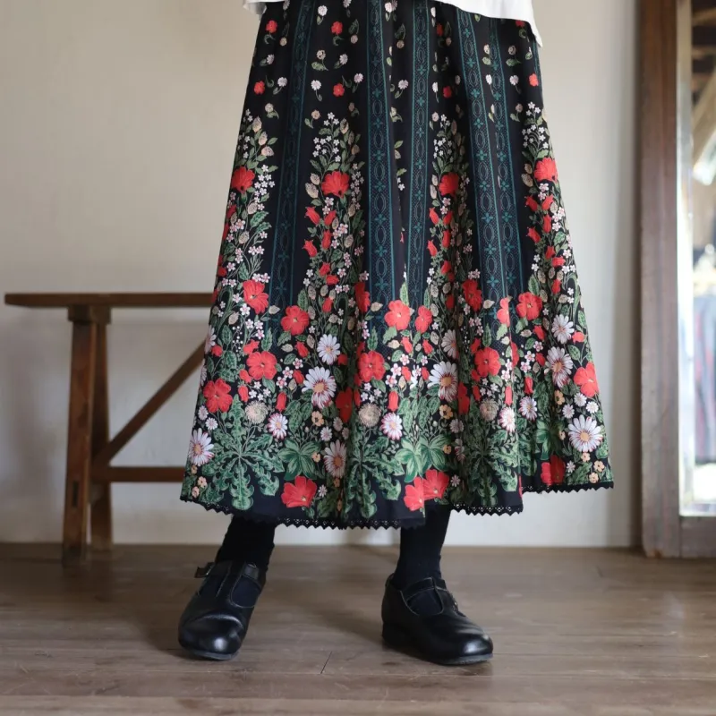 オーストリア・チロル地方の華やかな民族衣装スカート