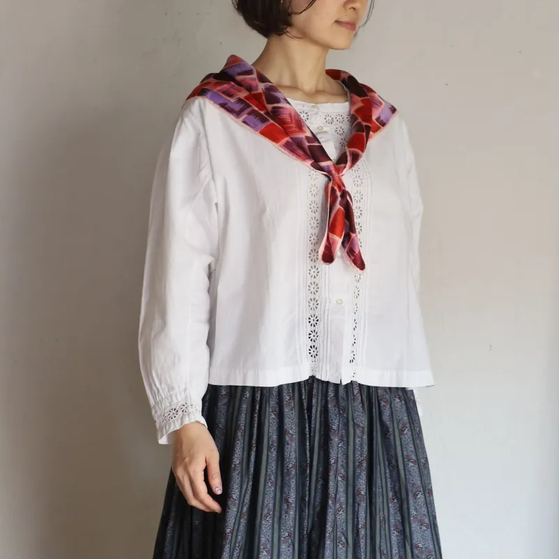 首元や髪に巻いて着こなしを楽しめるヴィンテージプリントスカーフ