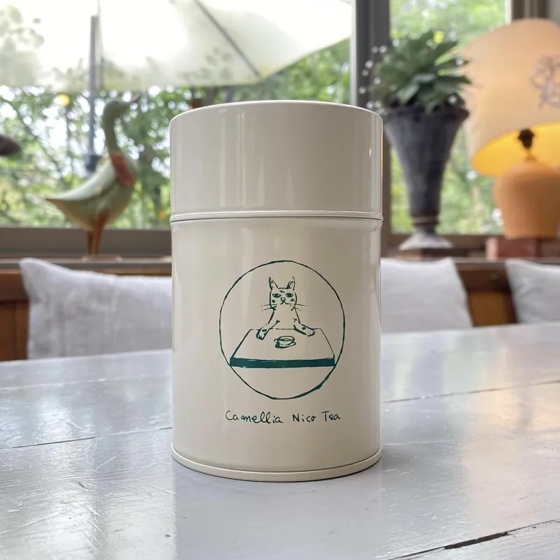 紅茶を淹れるとき、手に取れば自然と気持ちが上がります。カメリアニコティーオリジナル紅茶缶