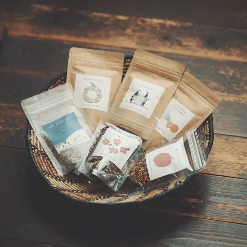 ブレンド紅茶、ハーブティー、中国茶、バラエティ豊かなお茶たちを連れていきます。あなたのお気に入りを見つけて下さい。