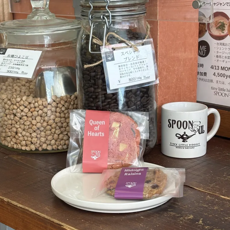 ホワイトチョコとクランベリーの「クイーンオブハーツ」とオートミールとレーズンの「ミッドナイトレーズン」