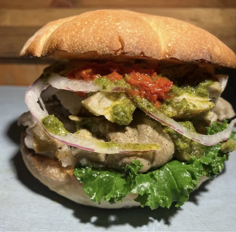 国産牛のギアラ（牛もつ）煮込み、イタリアンパセリのソース、唐辛子のソースをはさんだフィレンツェのストリートフード