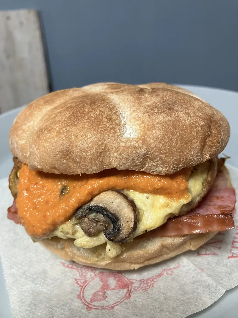 自家製ベーコン、マッシュルームのオムレツ、ロメスコソース（焼きパプリカのソース）のスペインをイメージしたサンドイッチ