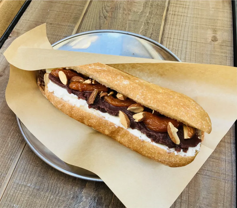 あんずの蜜煮とこしあん、クリームチーズ、ローストアーモンドのおやつサンド