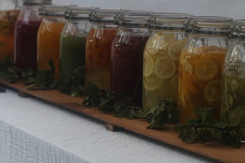 「季節の果実ドリンク」地元静岡の旬の素材で拵えた果実シロップのドリンク（ソーダ水／天然水／ミルク／ほろ酔いカクテル）