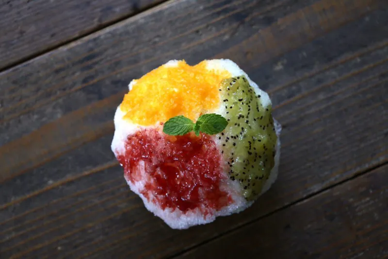 「季節の果実かき氷」静岡の素材をメインに季節の果物を贅沢に煮た甘ずっぱい果実シロップをかけたかき氷