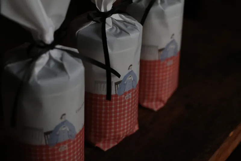 「おやつ瓶」プチサイズに焼き上げた素朴なビスケットたちを小瓶に詰めてみました。ちょっとしたプレゼントやおみやげに。