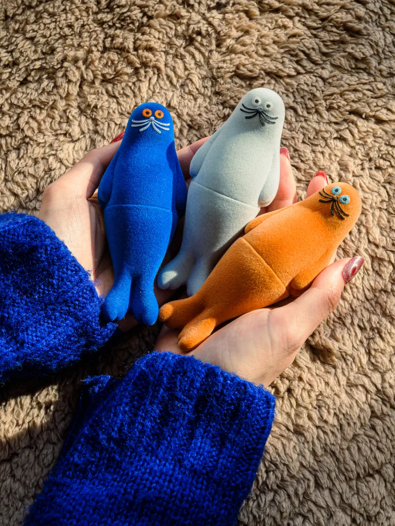 イラストレーター・umaoによるアートピース・ソフビ「アザラシ」