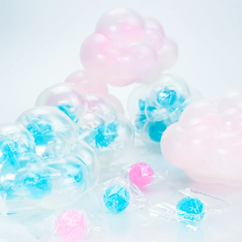 雲の中に雨粒を閉じ込めたイメージから生まれた「RAINDROP」。中には飴玉が入っています。