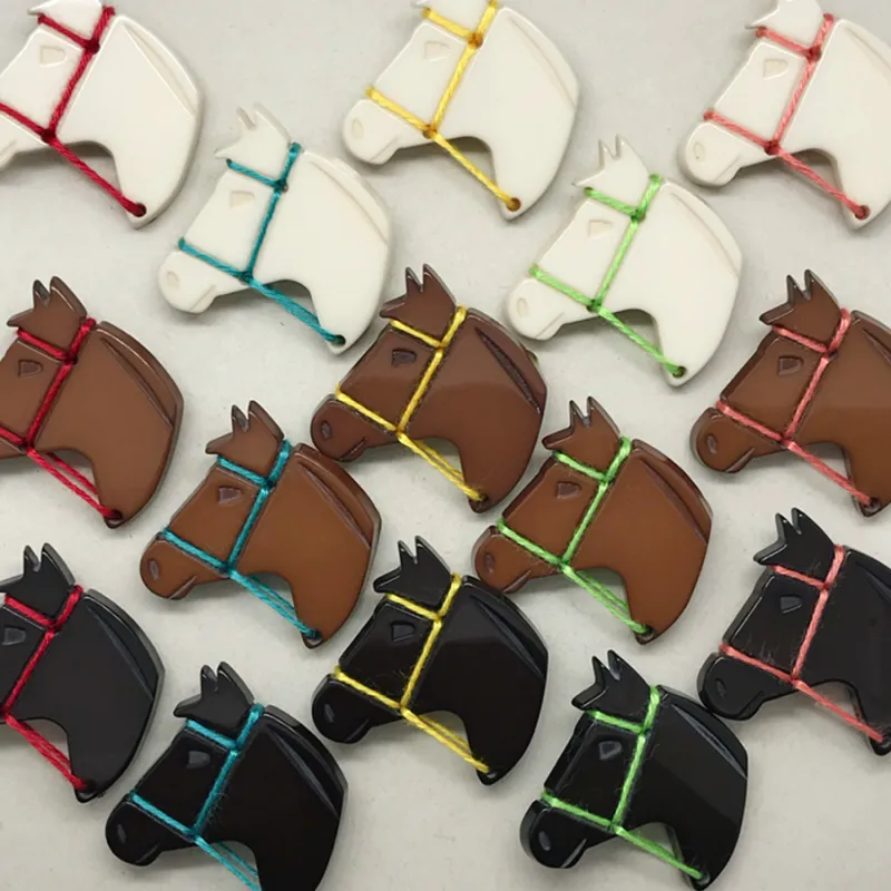 シンプルな馬の横顔のオリジナルブローチ