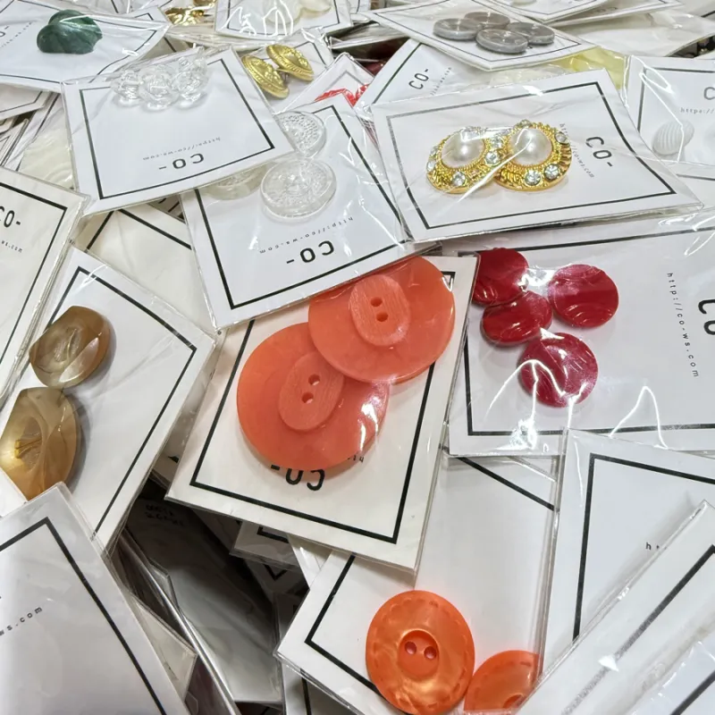 蚤の市ならではのいろんなボタンの3pセット