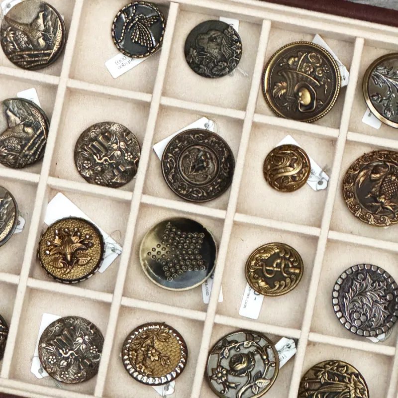 欧米の装飾性の高いアンティークボタンたち