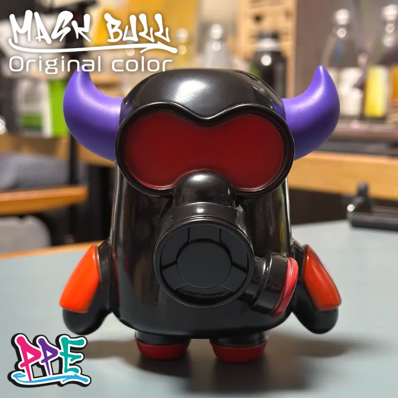 防護服に身を包み宇宙を旅する「MASK BULL」のオリジナルカラーです
