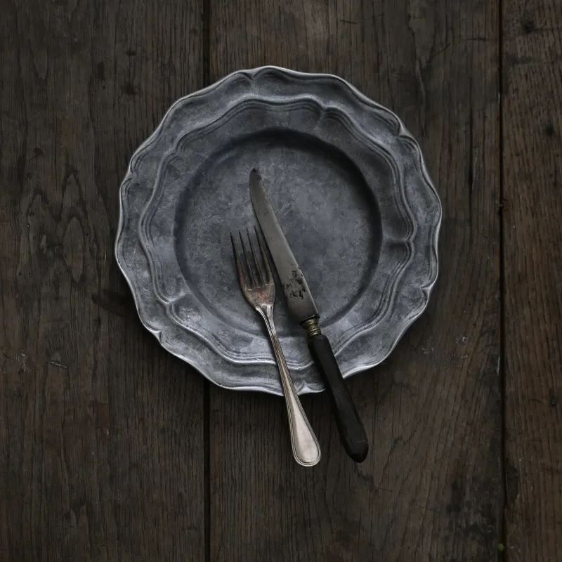 2枚の花リムプレートを重ね合わせたかのようなデザインのアルミプレート