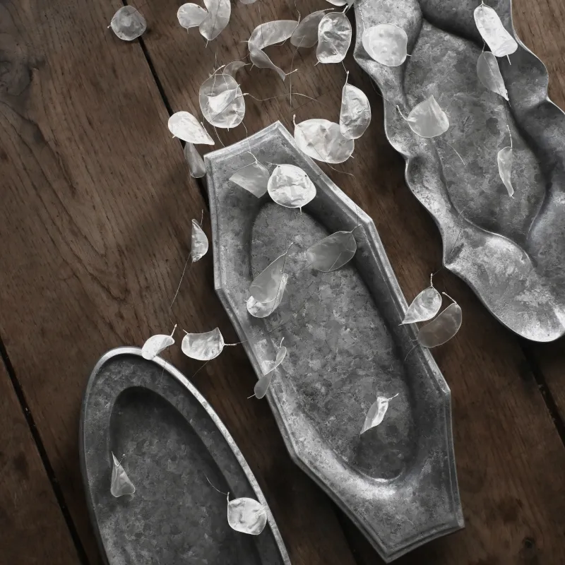 様々なデザインの細長いアルミプレート