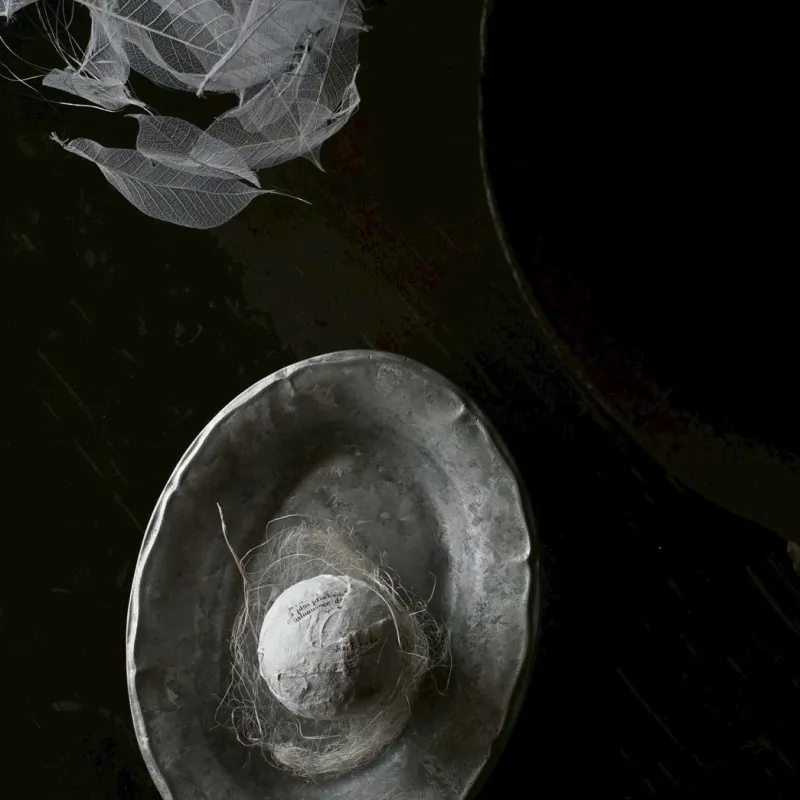 英字紙とアンティークリネンと石膏の球体オブジェ