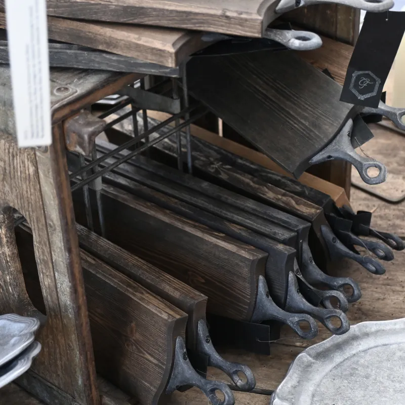 古びた雰囲気を意識して制作したウッドプレート