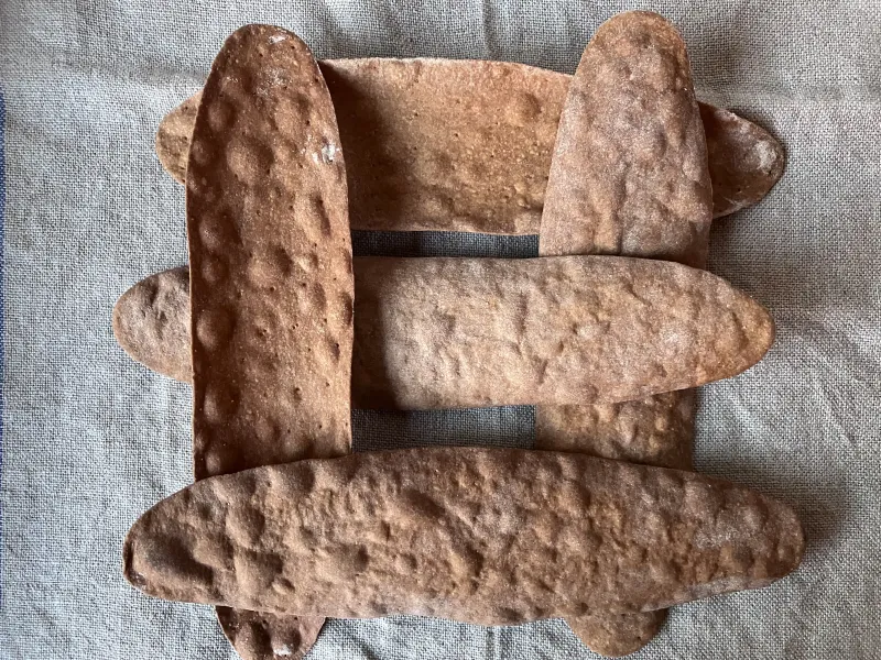 「クルスティヨン」全粒粉の生地を薄く伸ばして焼き上げたクラッカーのような食感