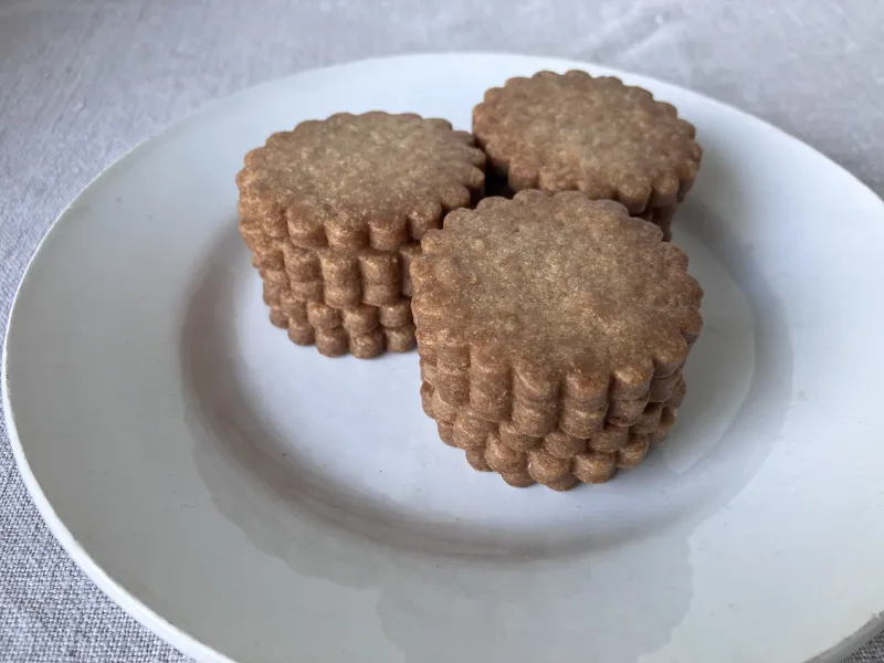 「小和田サブレ」薪窯の予熱で焼き上げた、小麦全粒粉と発酵バターの味と香り