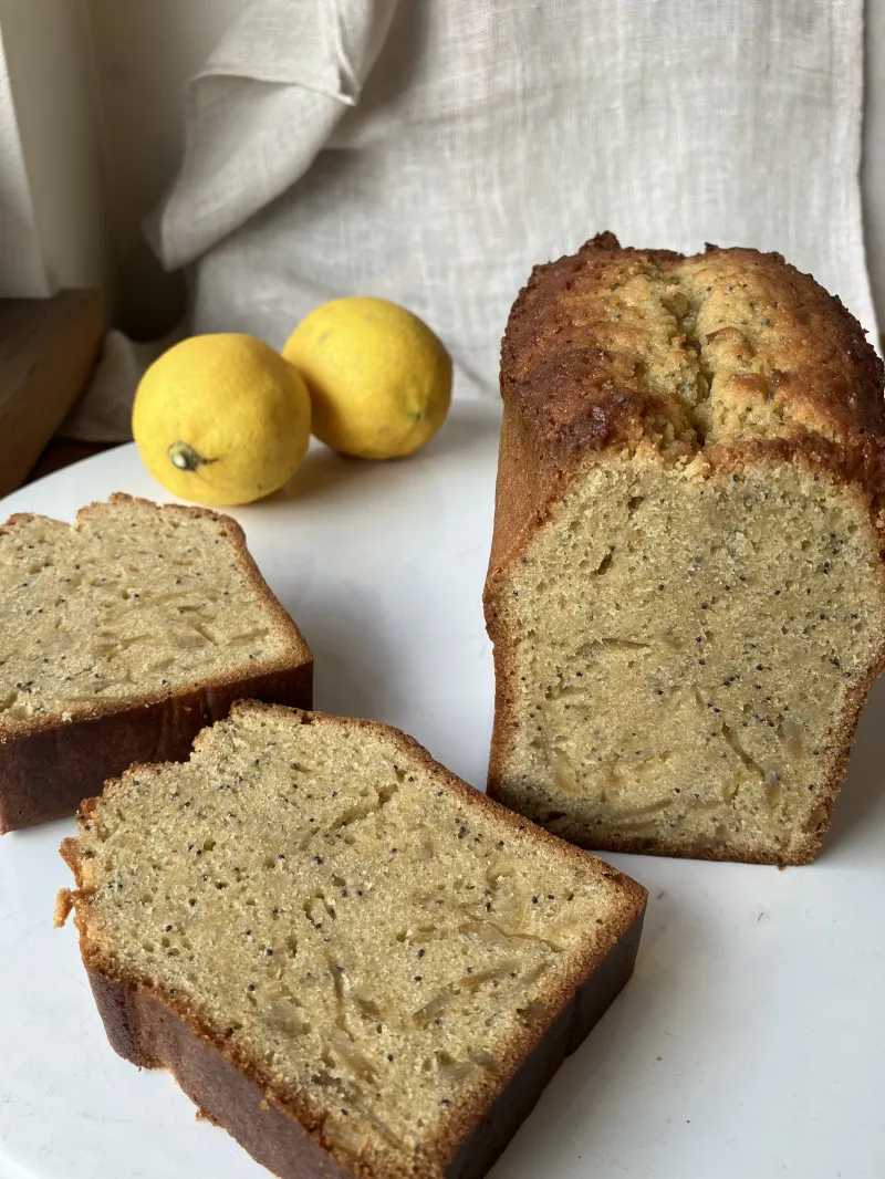 「ガトー オ ルヴァン」爽やかなレモンコンフィとケシの実の食感が心地よいパンの発酵種が入ったケーキ