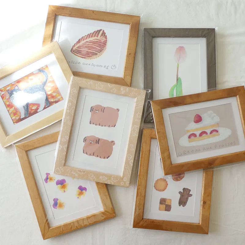 ポストカード額入り。そのまま飾ってもらえたらうれしいなと思い作りました。コナのらくがき入りもあります。