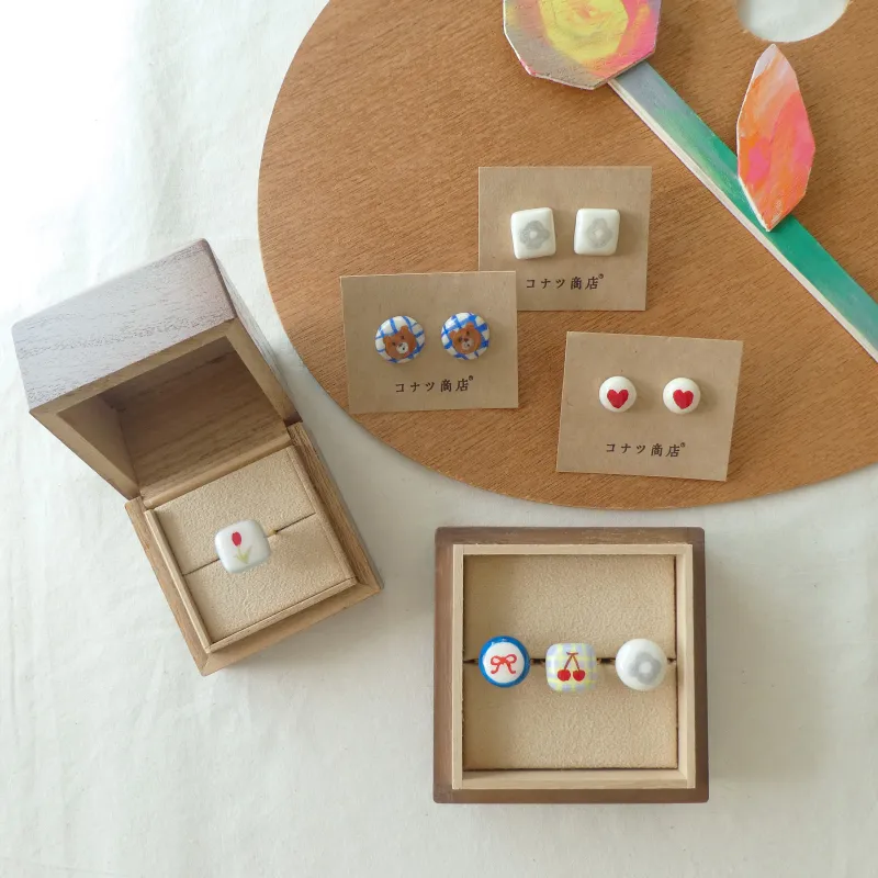 石粉粘土で作ったアクセサリー。コナのお絵かきを身に付けたいママのおねだりで生まれました。