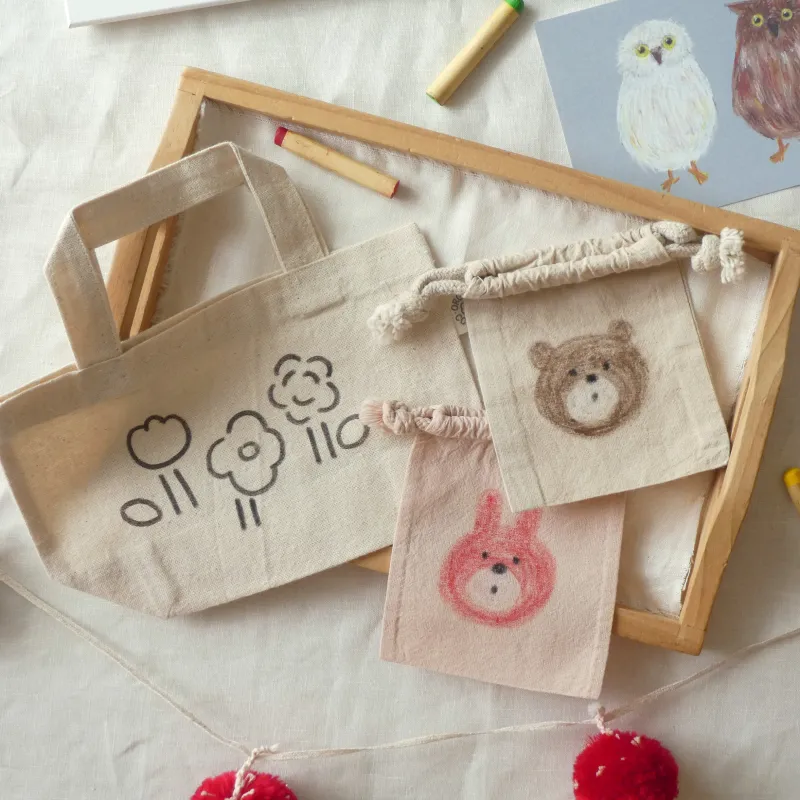 おえかききんちゃくワークショップ。巾着袋、ミニトート、サコッシュに布描きクレヨンでおえかきできます。