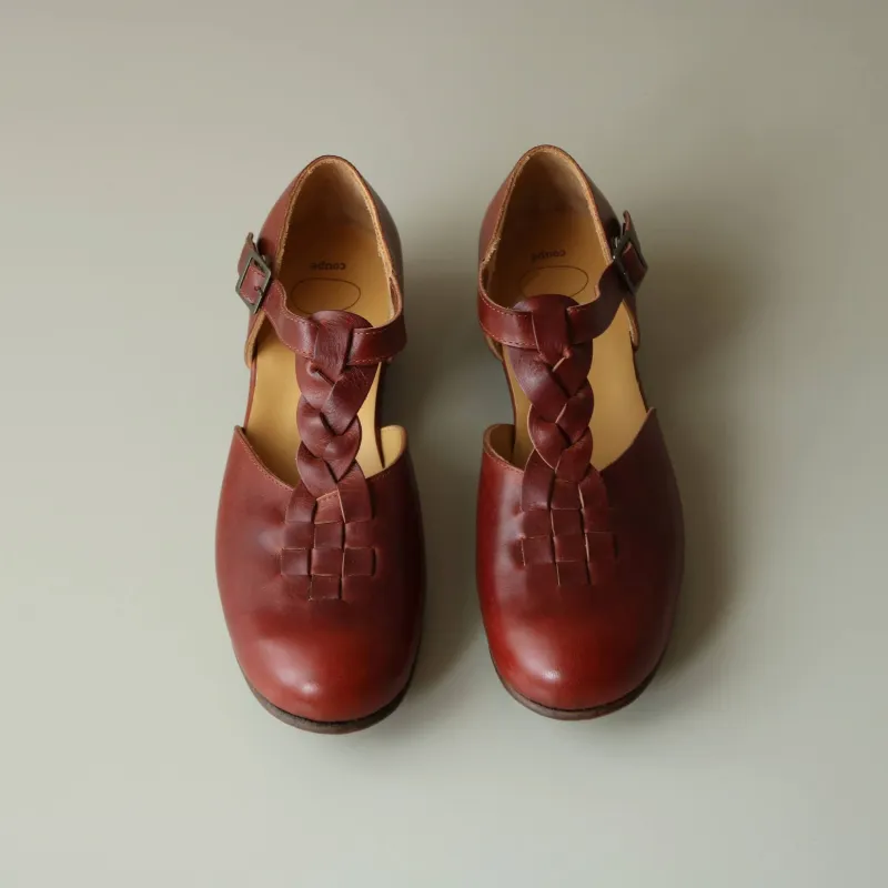 「三つ編みTストラップシューズ」ポイントの三つ編みと靴下との組み合わせを楽しんでください！