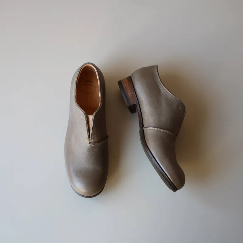 「ノンレースシューズ」革靴らしさを残しつつ、紐のわずらわしさを無くしました。