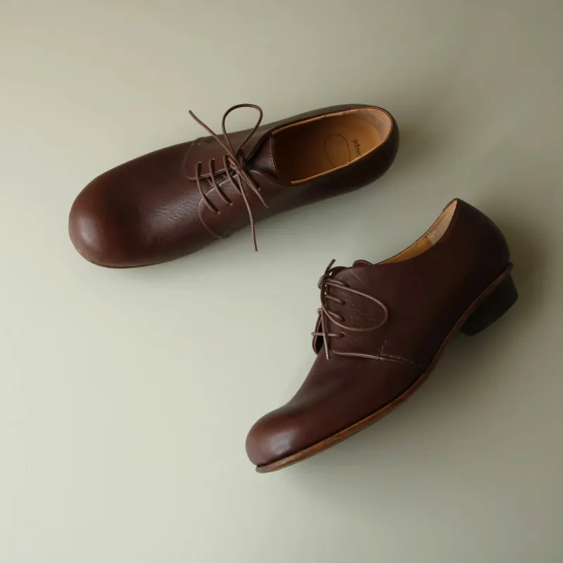 「外羽根シューズ」甲高の方にも比較的合わせやすい。定番の形ですがコッペらしい柔らかさのあるデザイン。