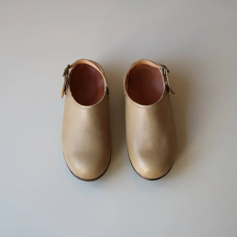 「サボ」コロンとしたシルエットがかわいいシンプルなサボ。かかとのベルトはお好みで付けられるオプションです。