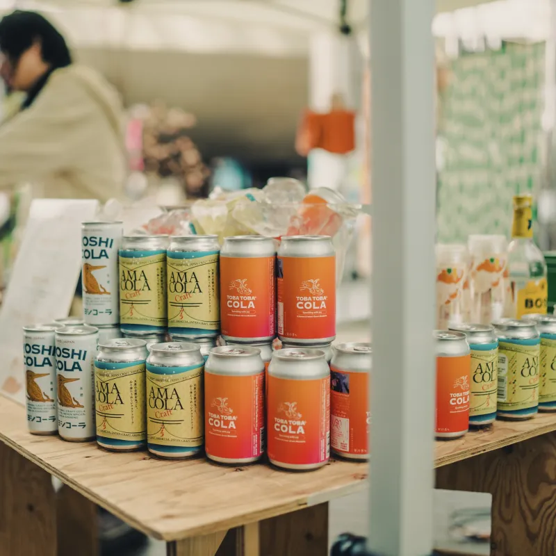 東京蚤の市の名物ドリンク（！？）5〜8種類から選べるクラフトコーラの炭酸飲料（缶／瓶）。