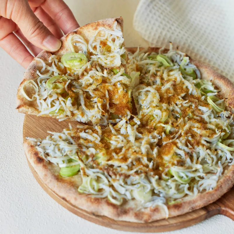 ふわふわ釜揚げしらすのピザをご用意。和歌山の釜揚げしらすは優しい塩味なのでたくさん頬張ってみて。