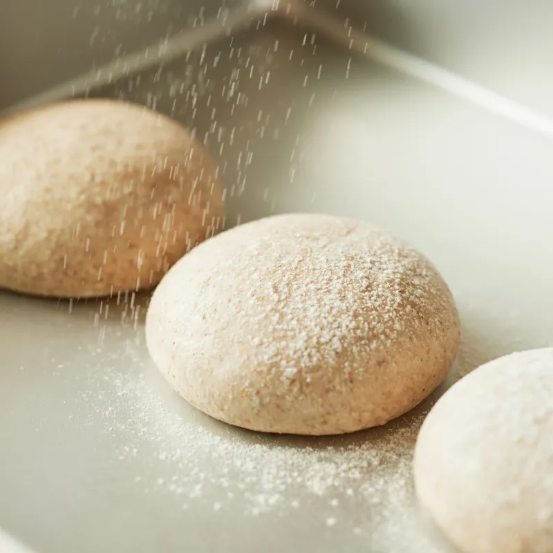 挽き立ての国産小麦に全粒粉を混ぜた特別な生地。玉ねぎ水とホエイを使うことで香りと旨味が引き立ちます。