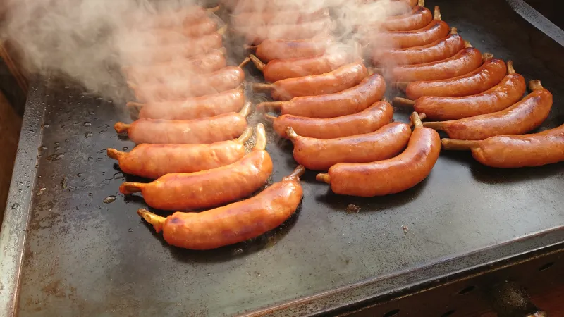 ワンハンドで召し上がれる「骨付きポークリブフランクソーセージ」