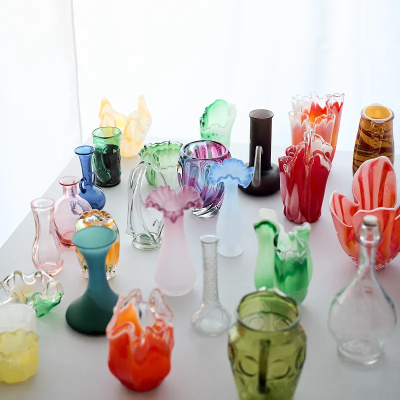 日本の様々なデザインのガラスのフラワーベース