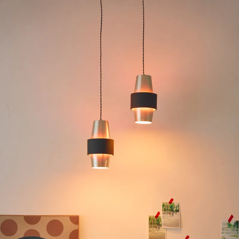 部屋のアクセントになる小ぶりなペンダントライト