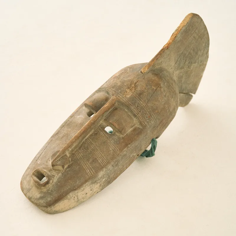 大型で迫力満点のアフリカンマスク