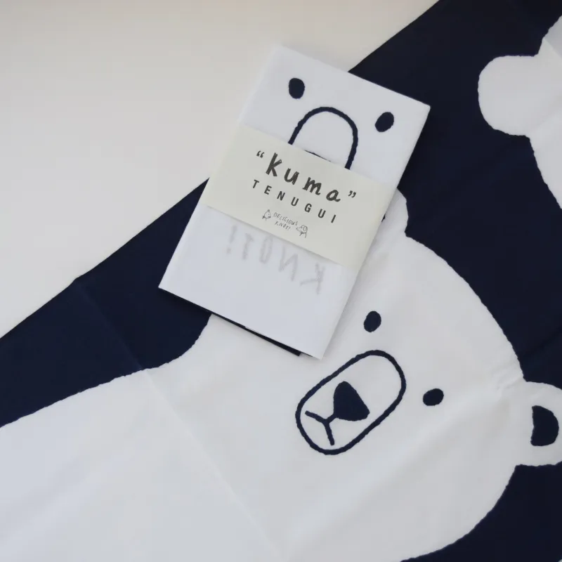 オリジナルのくまの手ぬぐい。半分に畳むと可愛い姿が見えますよ。