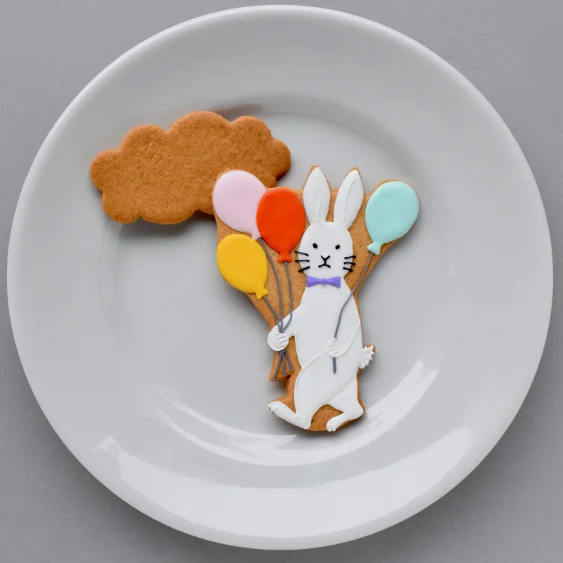 「うさぎと風船」（アイシングクッキー）風船たくさん嬉しいな。