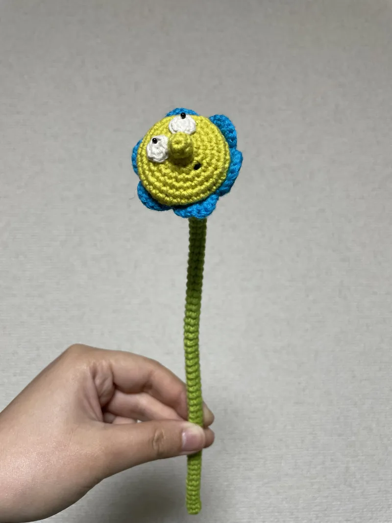 お花です。こちらもいろんな色、ちょっと違う顔をたくさん用意しようと思っています。