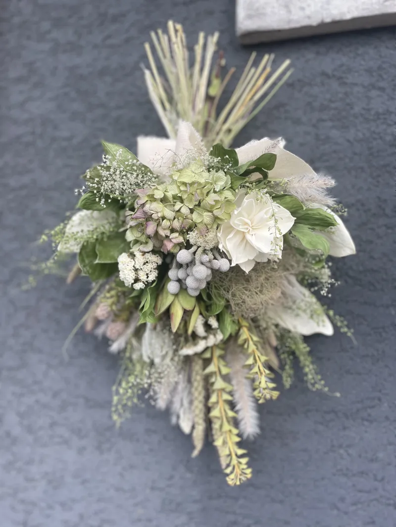 春夏にぴったりの色合いのナチュラルスワッグ