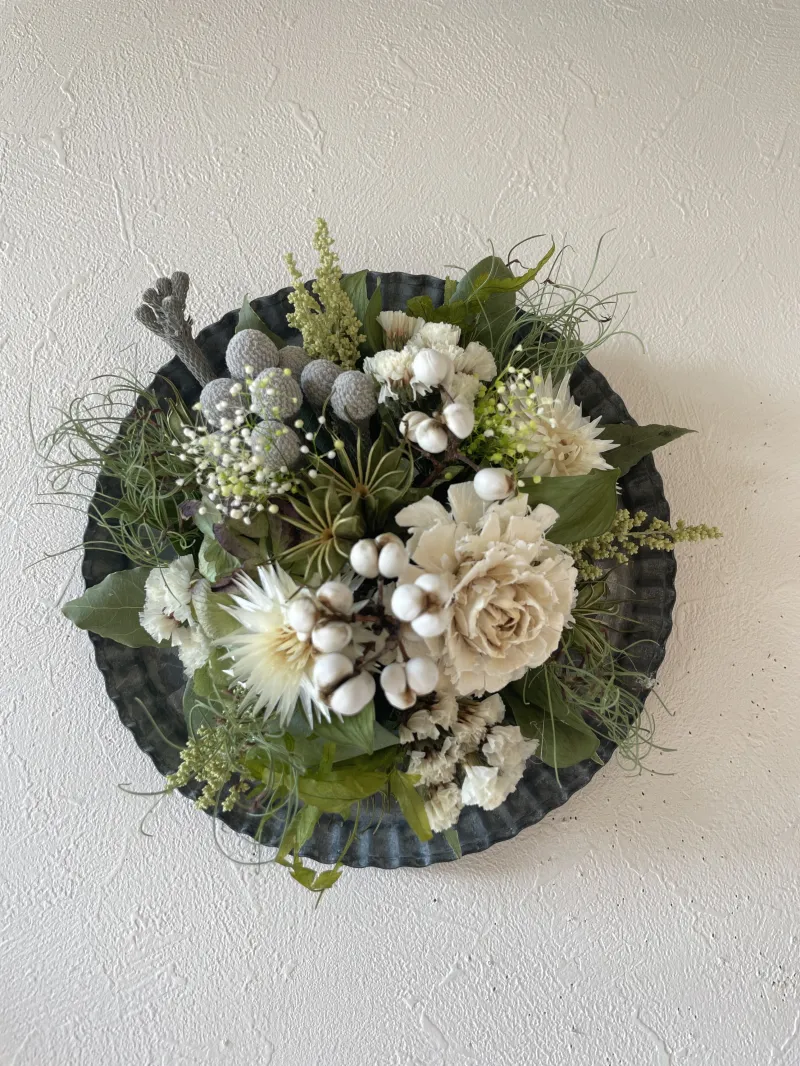 ブリキのプレートにアレンジ。置いてもかけても可愛い！