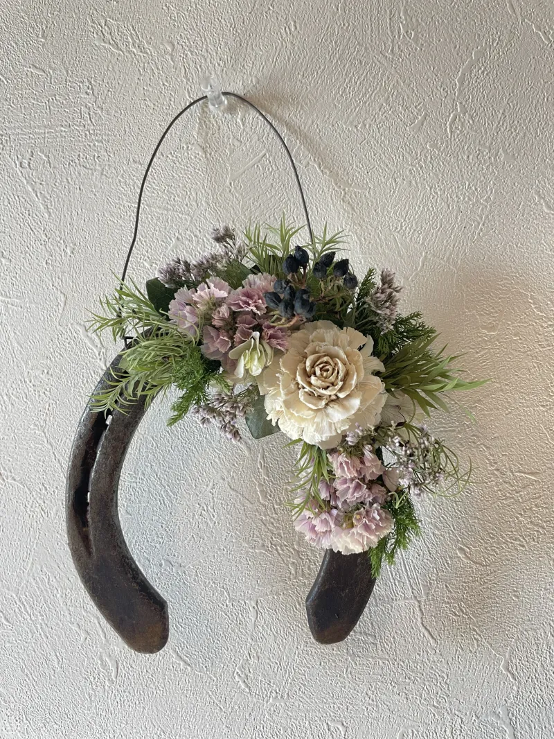 幸せを呼び込むラッキーアイテム。馬蹄のアレンジは馬年の今年にぜひ。