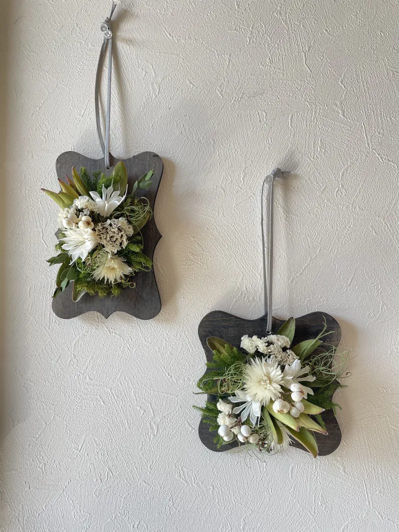 今年の新作。ミニウッドプレート。小さな空間に少しのドライフラワーを。