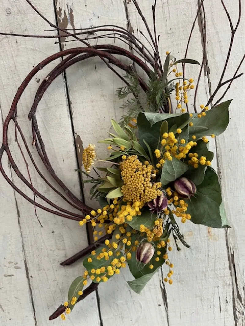 白樺の枝で作ったリースを使ったミモザのリース。のびのびとした雰囲気をお楽しみ下さい。