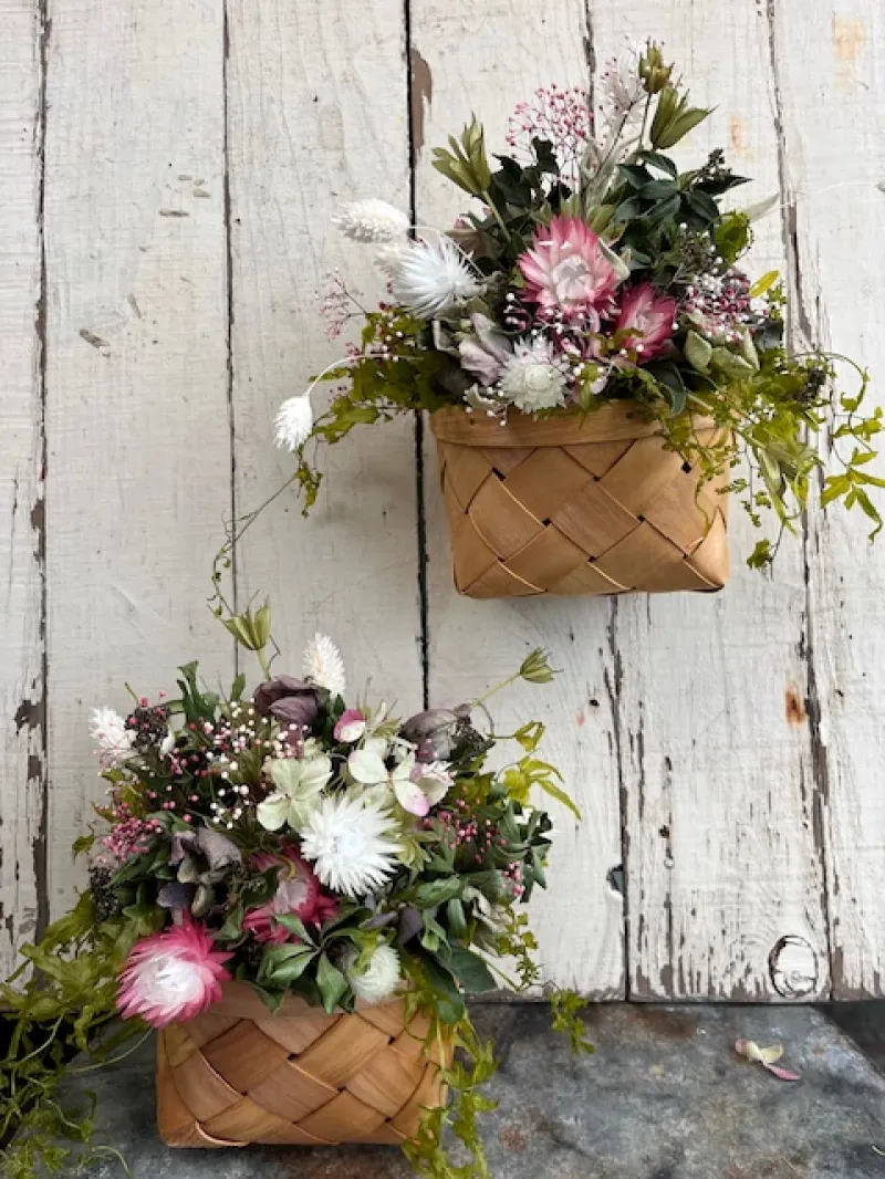 小さなバスケットアレンジ。壁にかけても置いても楽しめます。