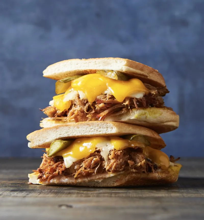 本格アメリカンBBQで作るプルドポークキューバサンド ！　約8時間塊肉を燻製しホロホロジューシーに仕上げたプルドポーク。